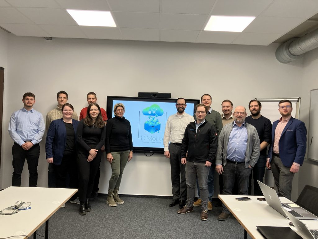 Gruppenfoto aller Teilnehmerinnen und Teilnehmer am Workshop zur Future Factory bei Ingenics in Wolfsburg. Moderation durch Dr. Simon Schäfer, Bernd Buning und Katharina Paschert. 