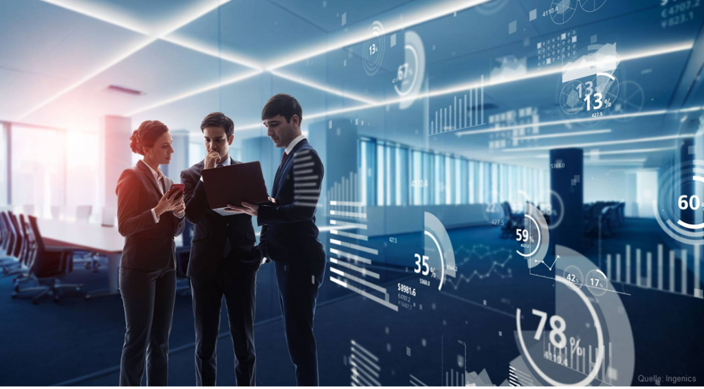 Drei Personen in einem Büro, die gemeinsam über einen Laptop schauen und analysieren. 