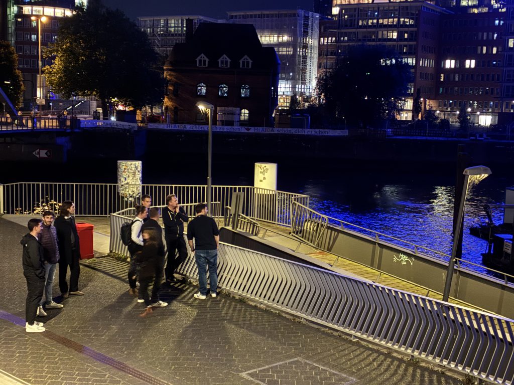 Teilnehmerinnen und Teilnehmer beim Blick auf den Hamburger Hafen beim Blue Port 2025.